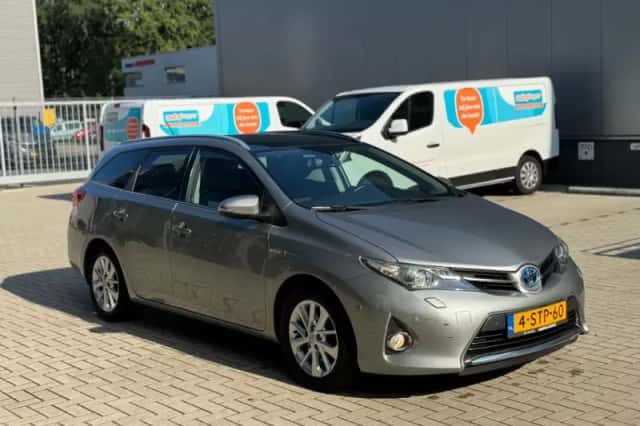 Toyota Auris (2014) thumbnail 2