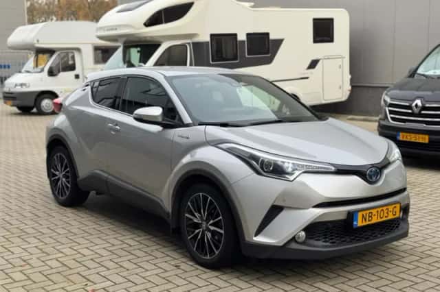 Toyota C-HR (2017) thumbnail 2