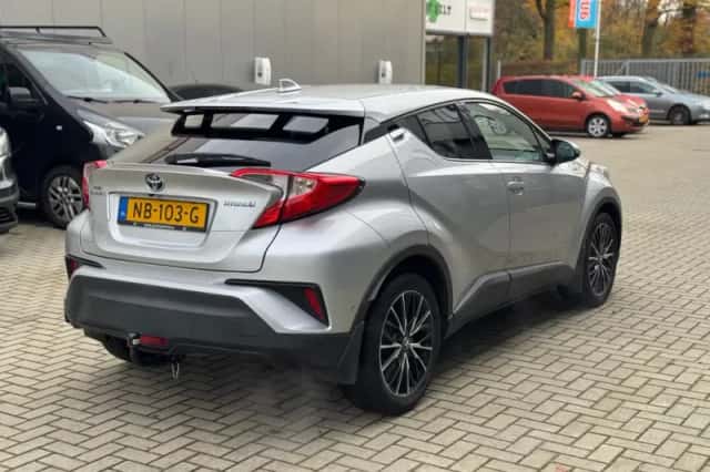 Toyota C-HR (2017) thumbnail 3