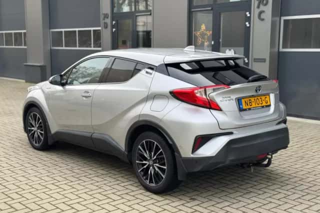 Toyota C-HR (2017) thumbnail 4