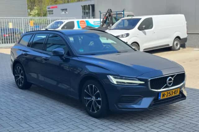 Volvo V60 (2021) thumbnail 2