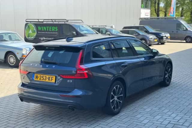 Volvo V60 (2021) thumbnail 3