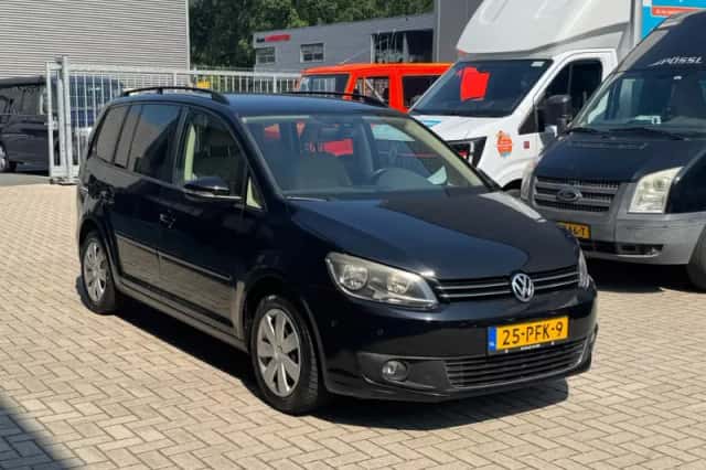 Volkswagen Touran (2011) thumbnail 2