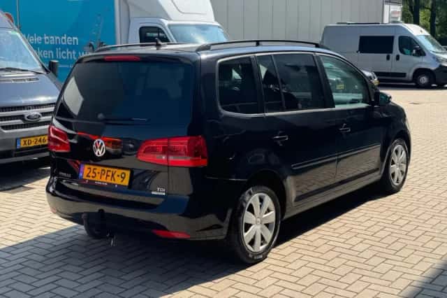 Volkswagen Touran (2011) thumbnail 3