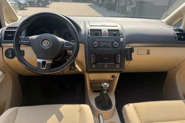 Volkswagen Touran (2011) thumbnail 6