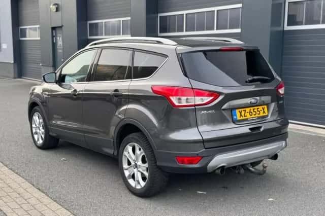 Ford Kuga (2015) thumbnail 2