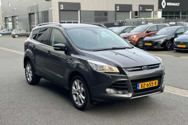 Ford Kuga (2015) thumbnail 3