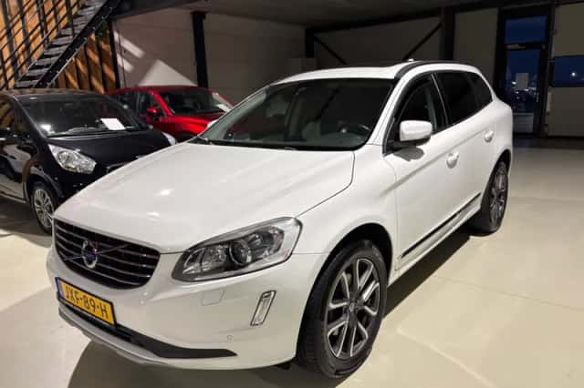 Volvo XC60 (2015) thumbnail 2