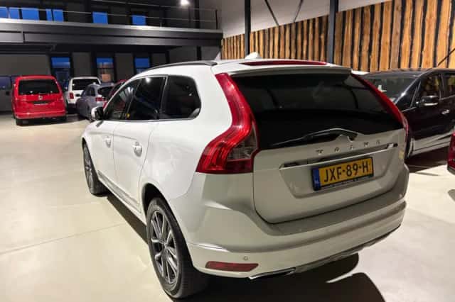 Volvo XC60 (2015) thumbnail 3