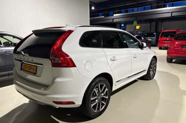 Volvo XC60 (2015) thumbnail 4