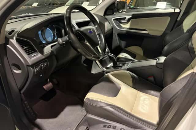 Volvo XC60 (2015) thumbnail 5