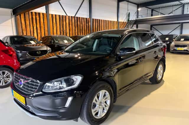Volvo XC60 (2016) thumbnail 2