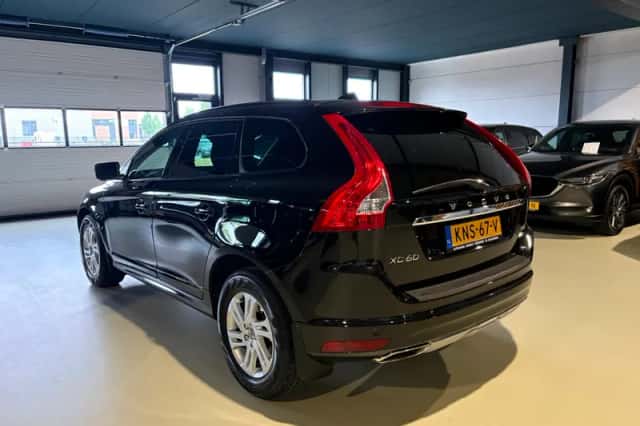 Volvo XC60 (2016) thumbnail 3