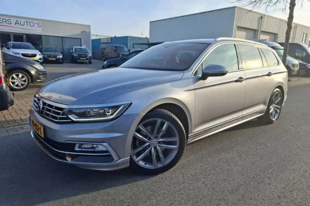 Volkswagen Passat (2018) thumbnail 1