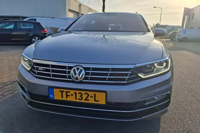 Volkswagen Passat (2018) thumbnail 2