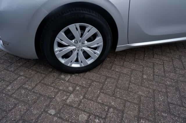 Peugeot 208 (2014) thumbnail 3