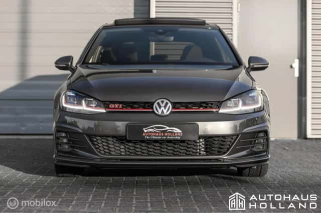 Volkswagen Golf (2017) thumbnail 2