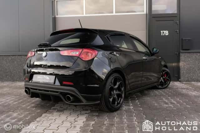 Alfa Romeo Giulietta (2012) thumbnail 3