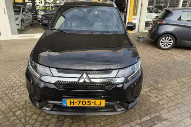 Mitsubishi Outlander (2020) thumbnail 2
