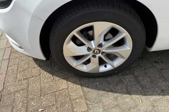 Renault Clio (2018) thumbnail 3