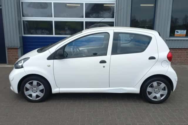 Toyota Aygo (2009) thumbnail 2