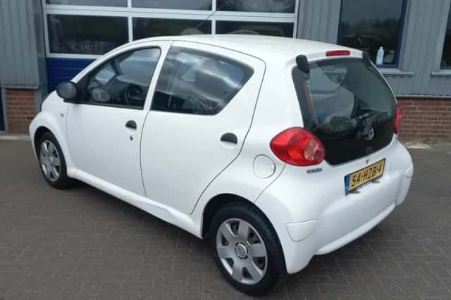 Toyota Aygo (2009) thumbnail 3