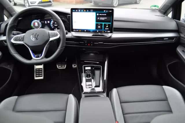 Volkswagen Golf (2024) thumbnail 2