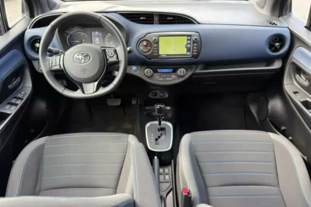 Toyota Yaris (2017) thumbnail 3