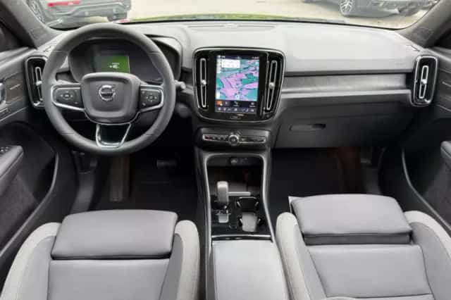 Volvo XC40 (2023) thumbnail 2
