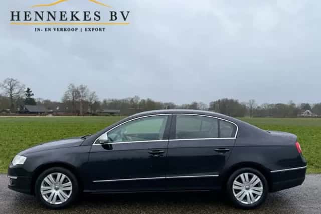 Volkswagen Passat (2009) thumbnail 2