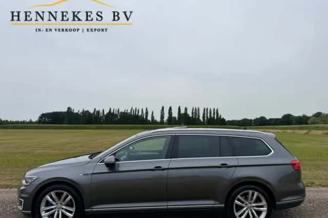 Volkswagen Passat (2016) thumbnail 2