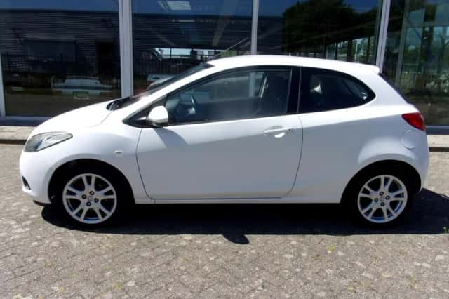 Mazda 2 (2008) thumbnail 2
