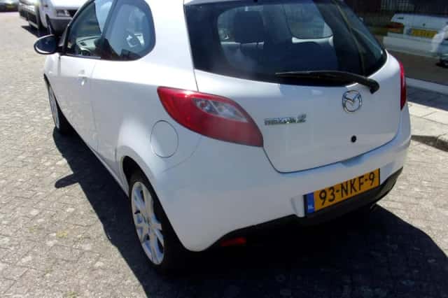 Mazda 2 (2008) thumbnail 3
