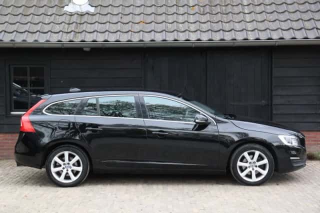 Volvo V60 (2017) thumbnail 3