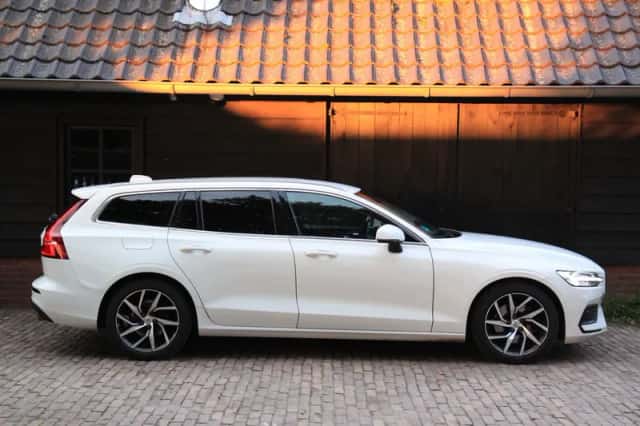 Volvo V60 (2019) thumbnail 2