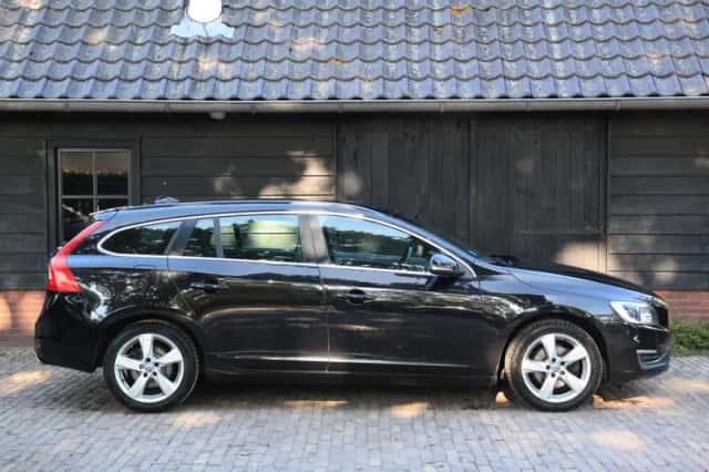 Volvo V60 (2016) thumbnail 2