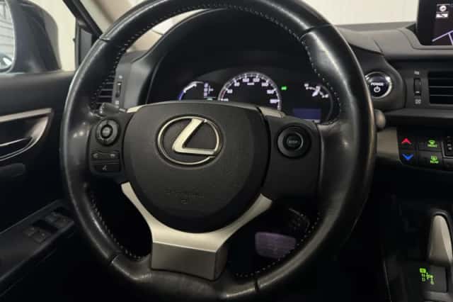 Lexus CT (2015) thumbnail 4