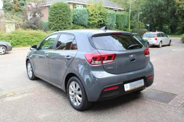Kia Rio (2021) thumbnail 3