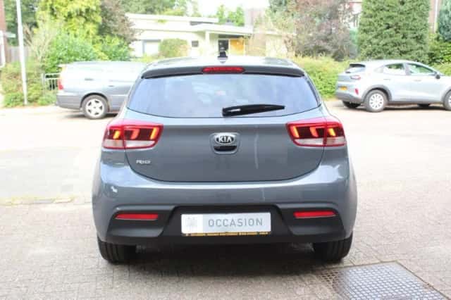 Kia Rio (2021) thumbnail 4