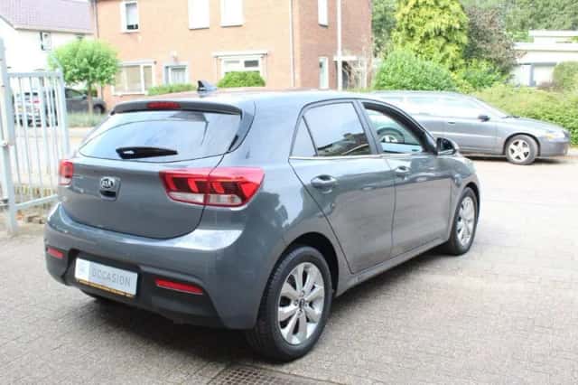 Kia Rio (2021) thumbnail 5