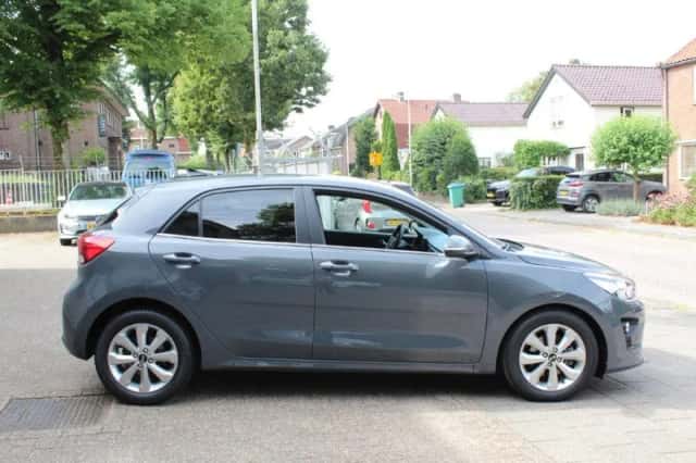 Kia Rio (2021) thumbnail 6