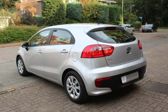 Kia Rio (2016) thumbnail 3