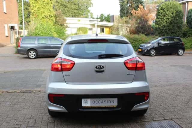Kia Rio (2016) thumbnail 4