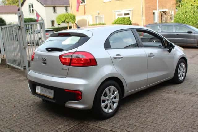 Kia Rio (2016) thumbnail 5