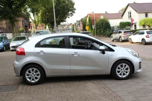 Kia Rio (2016) thumbnail 6