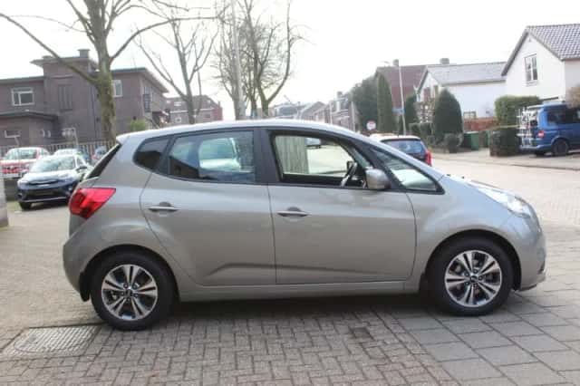 Kia Venga (2016) thumbnail 3