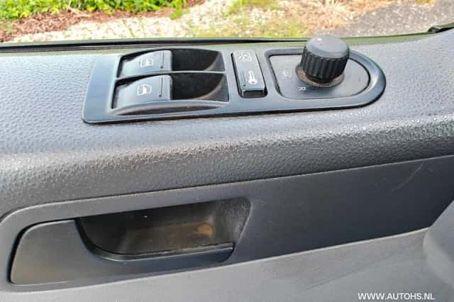 Volkswagen Transporter (2009) thumbnail 15