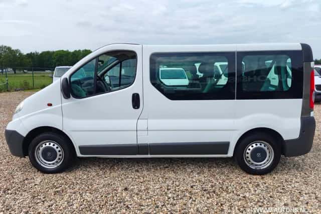 Opel Vivaro (2008) thumbnail 3