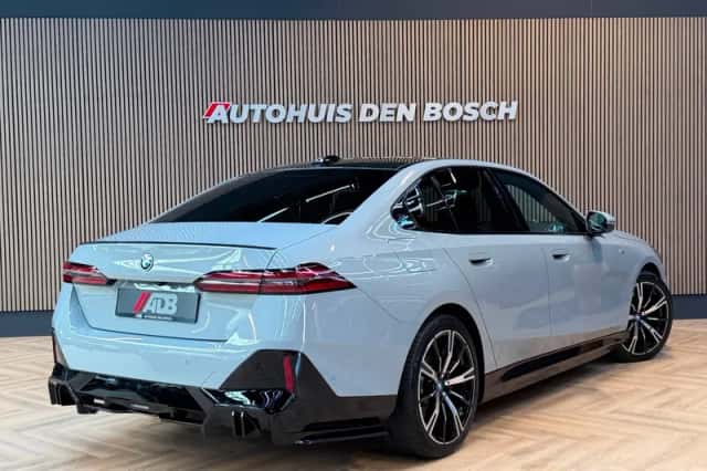 BMW i5 (2024) thumbnail 2