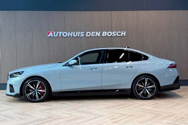 BMW i5 (2024) thumbnail 3